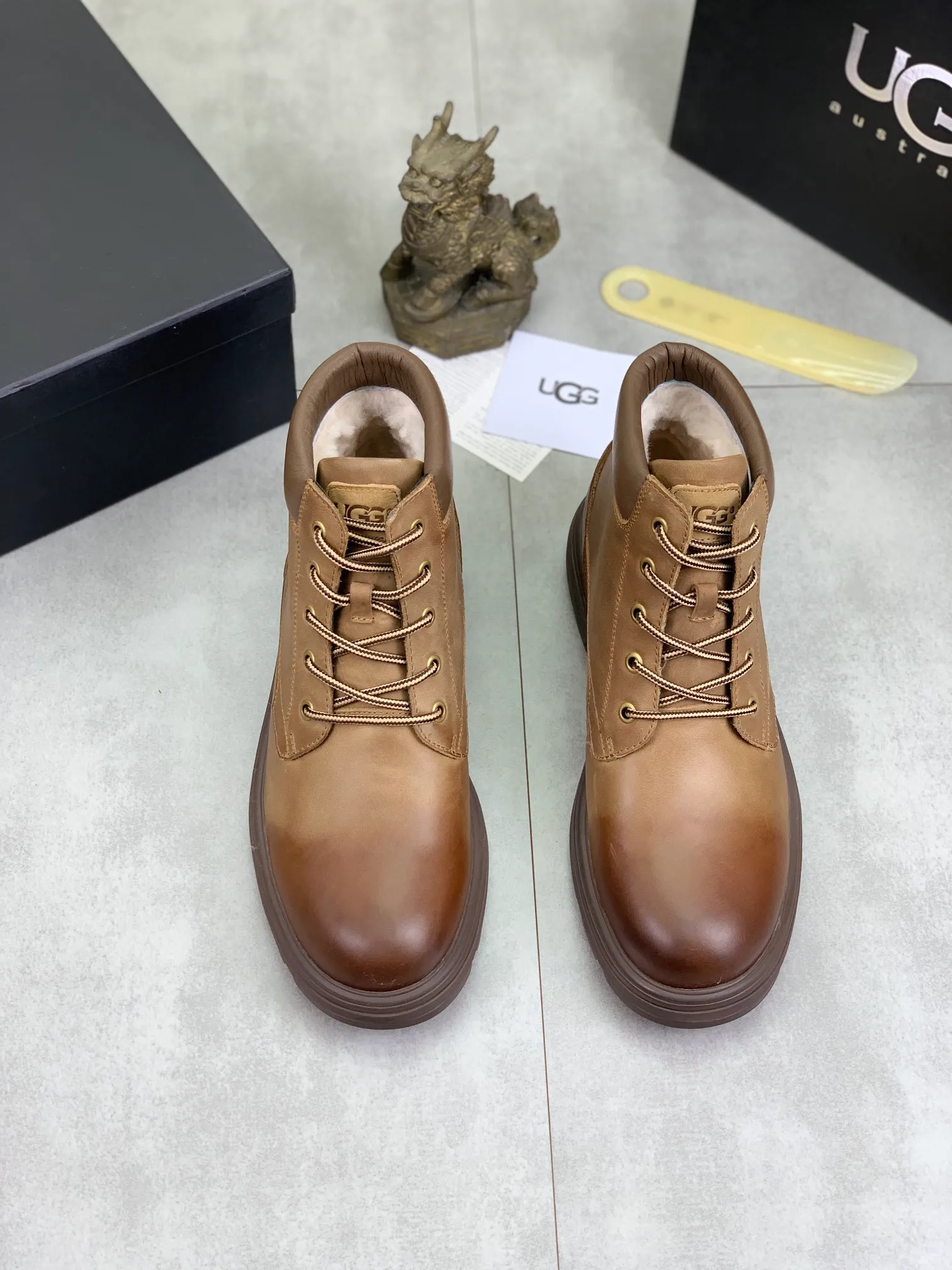 Factory price P640 💶[UGG] (full wool lining) Top-end high-quality fur integrated warm snow boots from Australia's warm luxury men's shoes brand, UGG-5877 official website synchronized, made of imported cowhide, carefully sewn...Imported rubber outsole (comfortable, soft, wear-resistant) The quality is really great...Exquisite workmanship, you can't put it down at first sight, code number: 39-44 Color: 3️⃣colors available